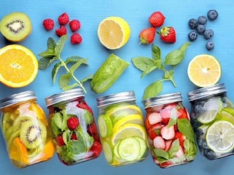 Làm nước giảm cân bằng nước detox trái cây