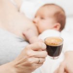cho con bú uống cà phê được không