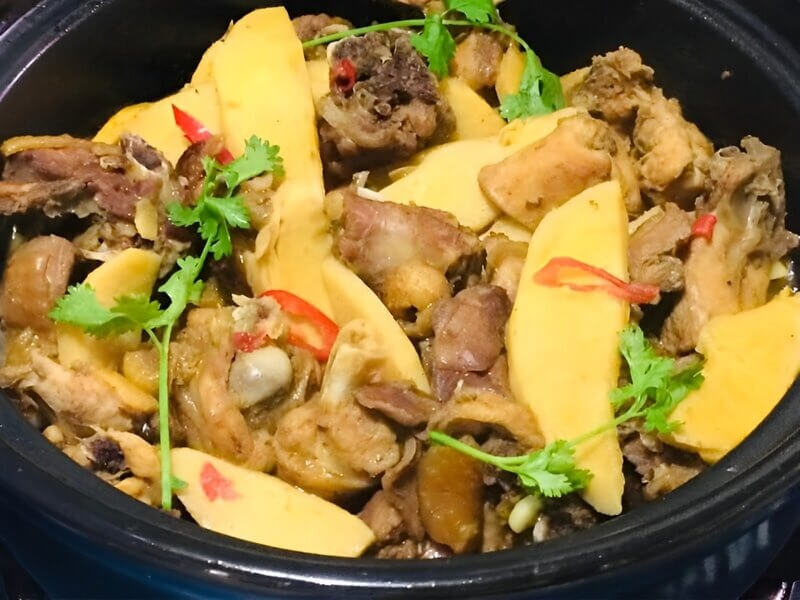 món gà nấu măng khô