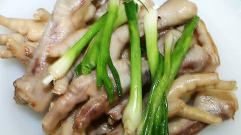 Đĩa chân gà hấp hành nóng hổi, tỏa hương thơm lừng