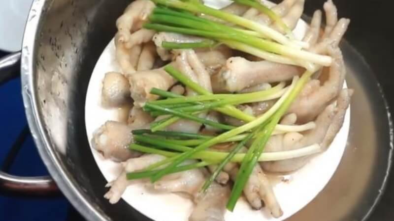 Cách làm chân gà hấp hành giòn ngon tại nhà