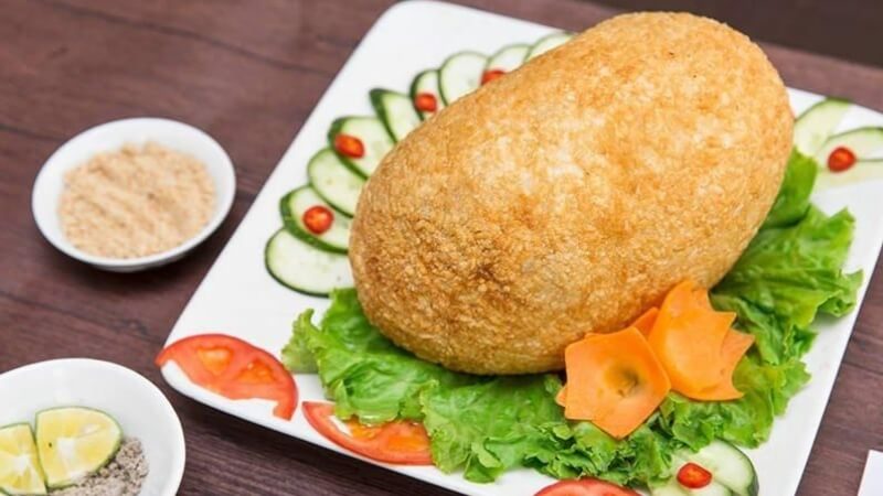 Gà bó xôi vàng ruộm được trình bày trên đĩa sang trọng