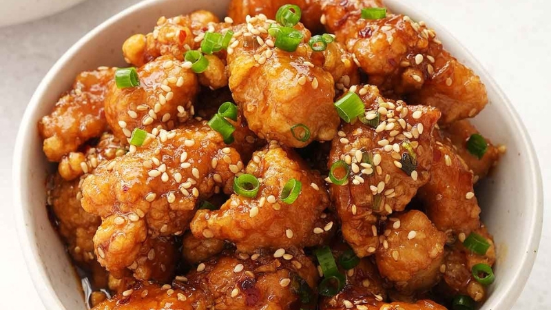 món gà sốt chua ngọt với rau củ đầy màu sắc