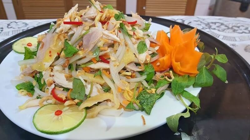 Cách làm gỏi gà rau răm trộn hành tây, đậm đà hương vị Việt