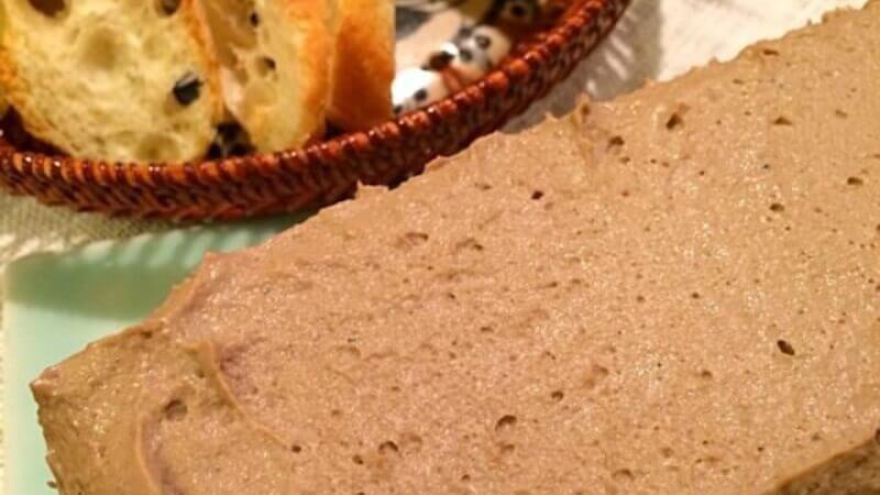 Pate gan gà béo ngậy, mềm mịn ăn kèm bánh mì